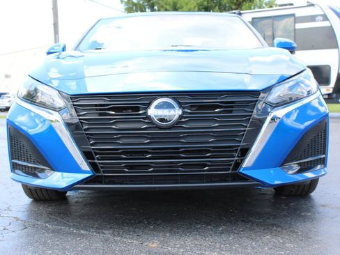 Used 2025 Nissan Altima 2.5 SV w/ SV Special Edition Package AWD/4WD image 2