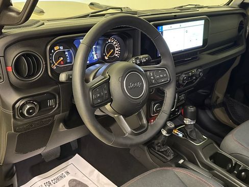 Used 2025 Jeep Wrangler Unlimited Rubicon w/ Convenience Group AWD/4WD image 21