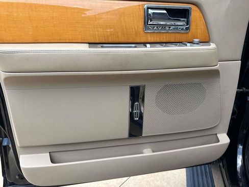 Used 2010 Lincoln Navigator 2WD image 20