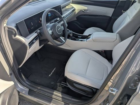 Used 2025 Hyundai Tucson SE image 9
