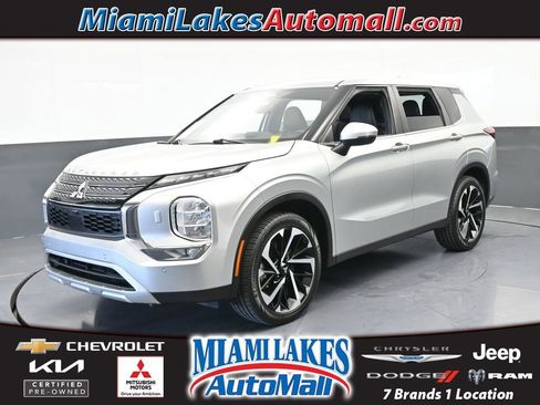 Used 2022 Mitsubishi Outlander SE image 1