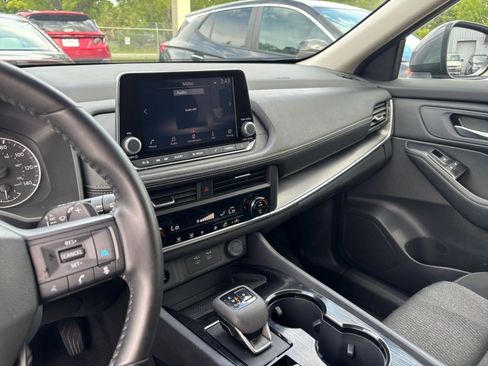 Used 2025 Nissan Rogue SV FWD image 17