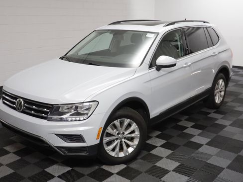 Used 2018 Volkswagen Tiguan SE w/ Panoramic Sunroof Package image 2