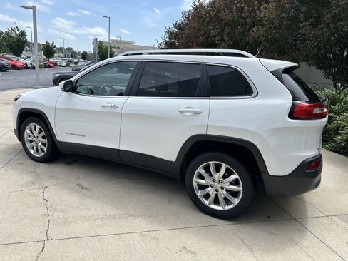 Used 2017 Jeep Cherokee Limited w/ Luxury Group FWD image 10
