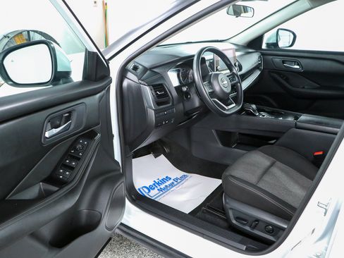 Used 2024 Nissan Rogue SV FWD image 3