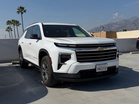 Used 2025 Chevrolet Traverse LT image 1