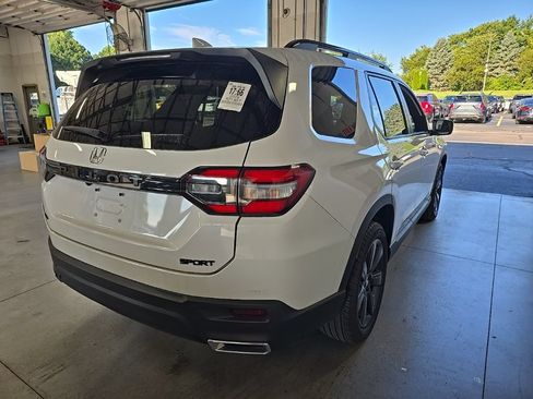 Used 2025 Honda Pilot Sport image 4