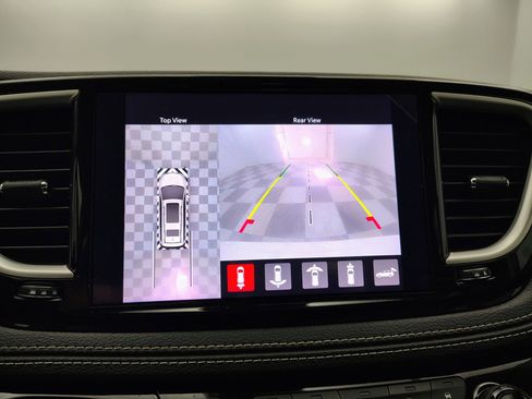 Used 2023 Chrysler Pacifica Touring-L image 3