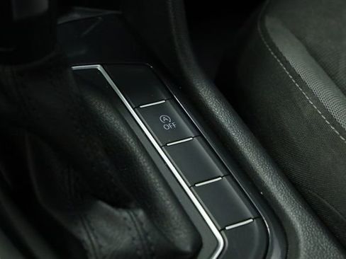 Used 2019 Volkswagen Tiguan S image 21