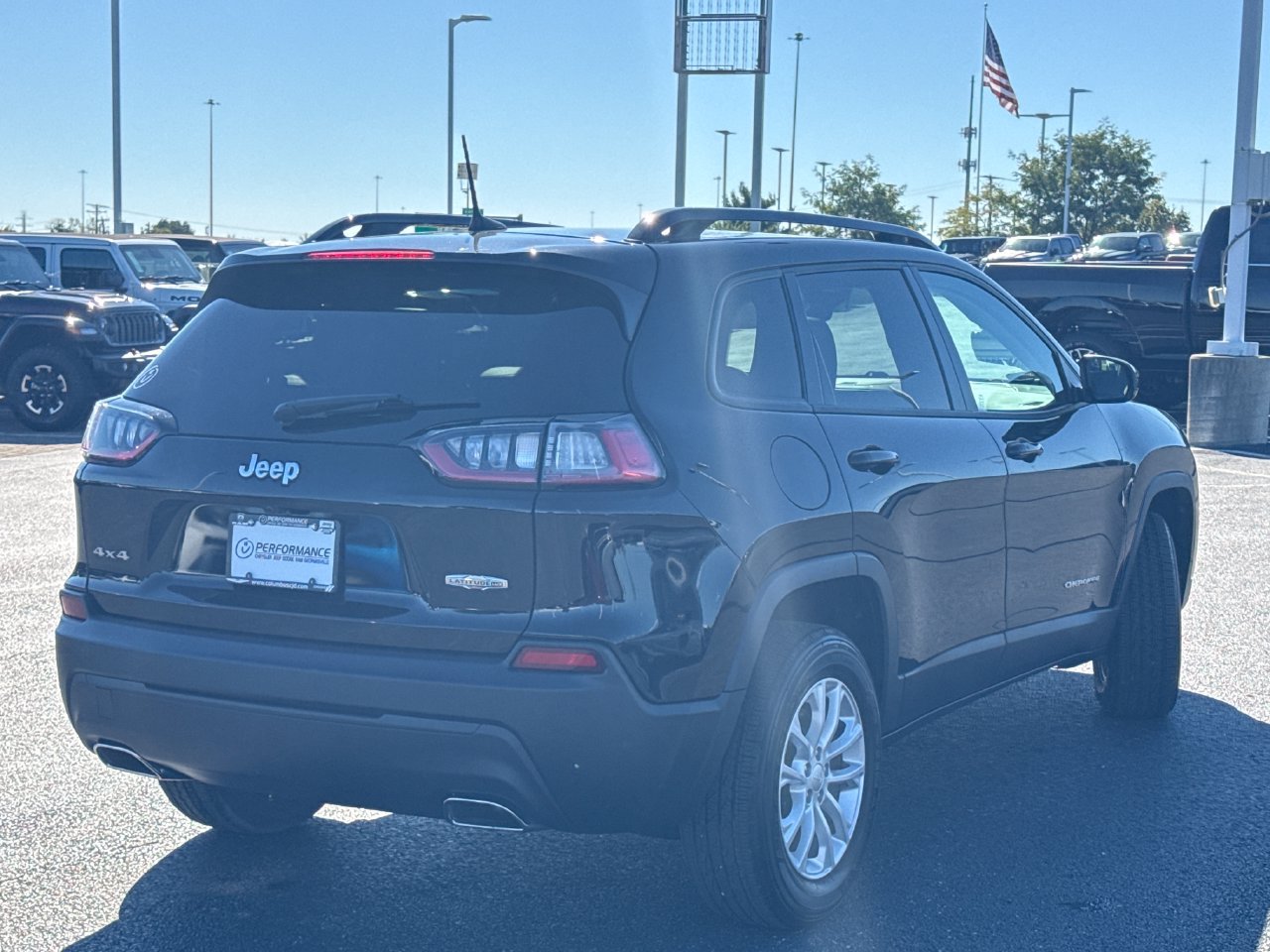 Used 2022 Jeep Cherokee Latitude Lux w/ Sun & Sound Group AWD/4WD image 2