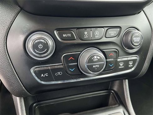 Certified 2020 Jeep Cherokee Limited w/ Luxury Group image 21