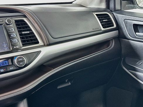 Used 2016 Toyota Highlander XLE AWD/4WD image 25