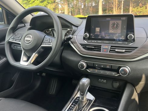 Used 2024 Nissan Altima 2.5 SV image 3