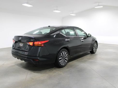 Used 2023 Nissan Altima 2.5 SV FWD image 9