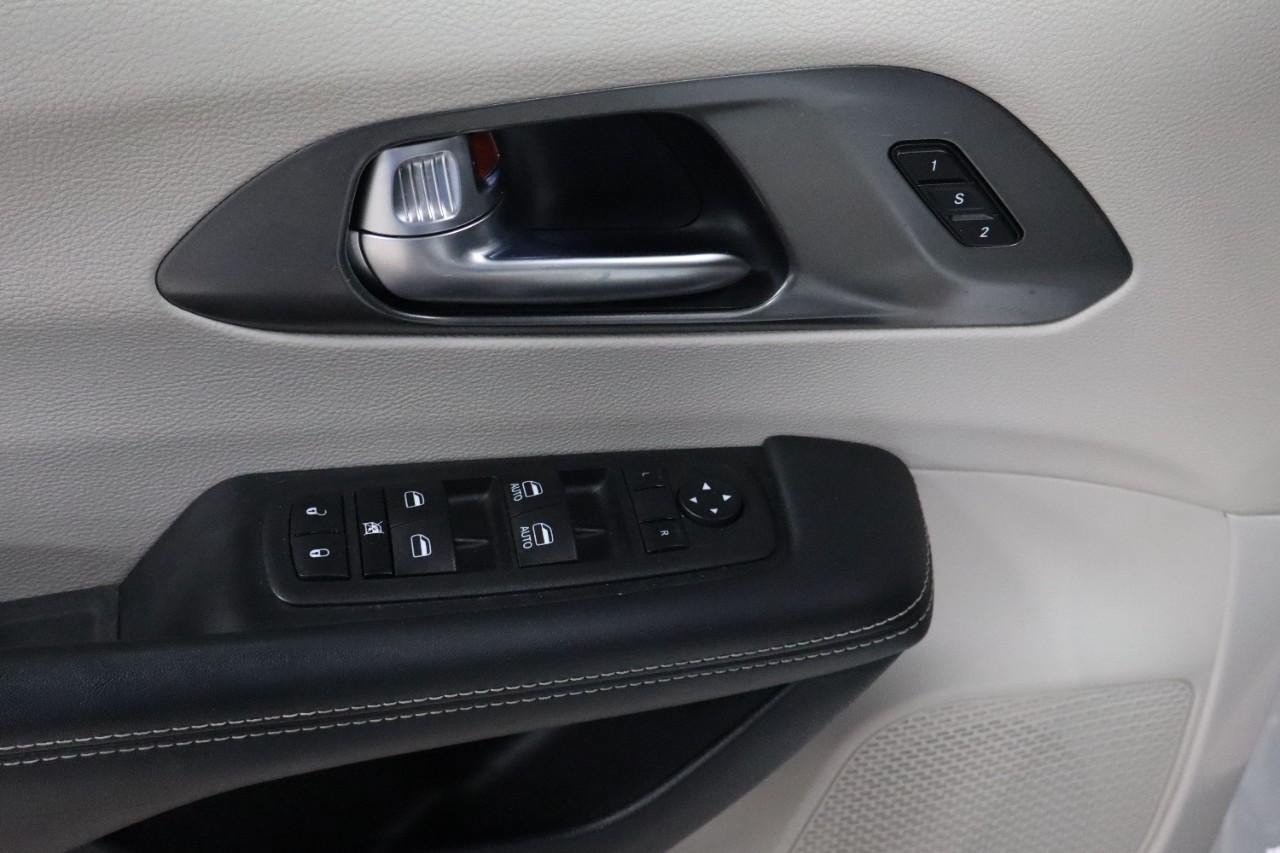 Used 2023 Chrysler Pacifica Touring-L FWD image 11