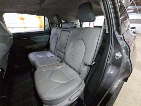 Used 2023 Toyota Highlander XLE AWD/4WD image 11