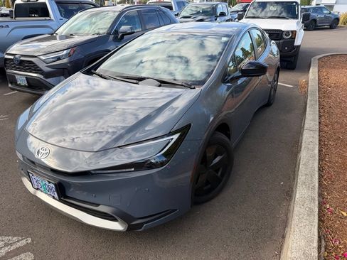 Used 2025 Toyota Prius Plug-In Hybrid FWD image 3