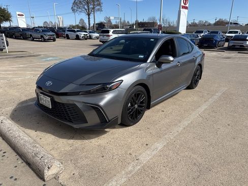 Used 2025 Toyota Camry SE w/ Convenience Package image 1