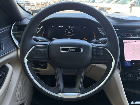 Used 2024 Jeep Grand Cherokee Limited w/ Luxury Tech Group II image 18