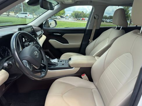 Used 2020 Toyota Highlander XLE FWD image 19