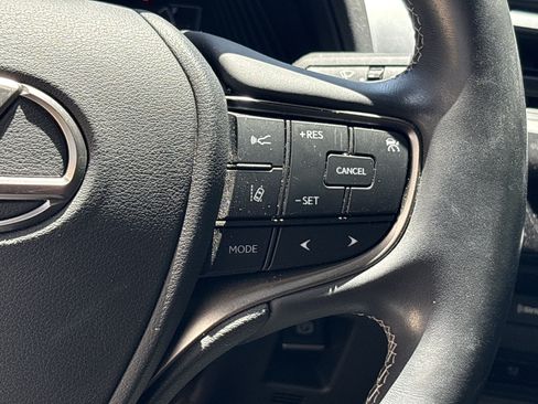 Used 2019 Lexus UX 250h w/ Premium Package AWD/4WD image 20