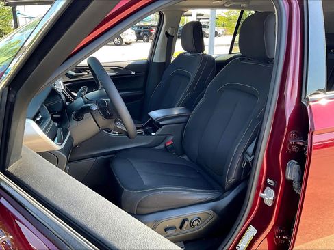 Used 2023 Jeep Grand Cherokee Laredo image 8