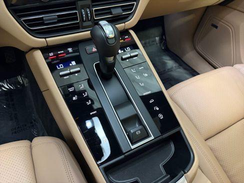 Certified 2026 Porsche Macan AWD/4WD image 43