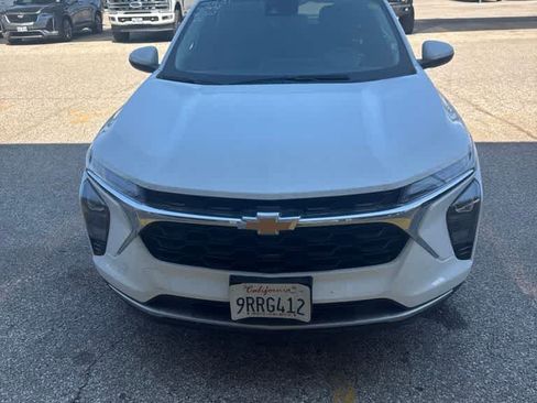 Used 2025 Chevrolet Trax LT FWD image 2