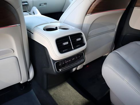 New 2026 Mercedes-Benz GLS 450 4MATIC image 29