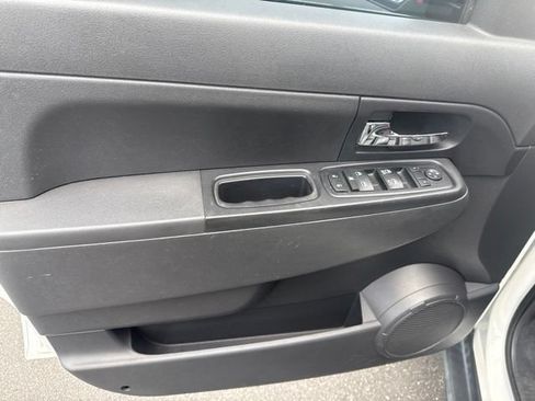 Used 2012 Jeep Liberty Sport w/ Comfort Seating Group AWD/4WD image 23
