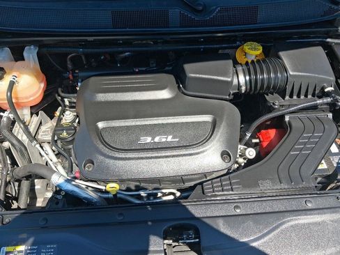 Used 2017 Chrysler Pacifica Limited w/ UConnect Theater Package FWD image 26