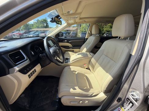 Used 2016 Toyota Highlander Limited Platinum AWD/4WD image 10