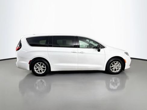 Used 2025 Chrysler Pacifica Select FWD image 8