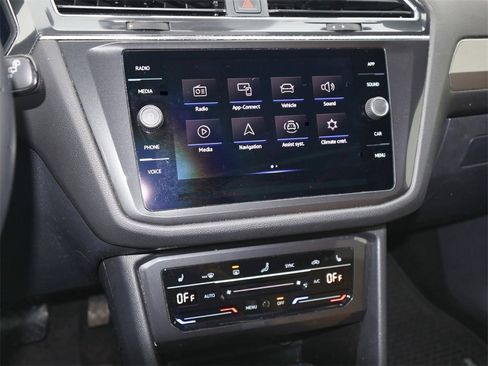 Certified 2022 Volkswagen Tiguan SE image 17
