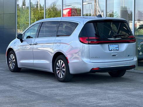 Used 2024 Chrysler Pacifica Limited FWD image 5