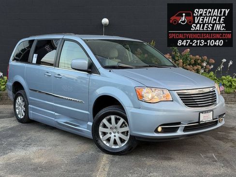 Used 2013 Chrysler Town & Country Touring FWD image 8