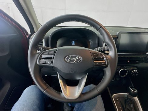 Used 2025 Hyundai Venue SEL image 18