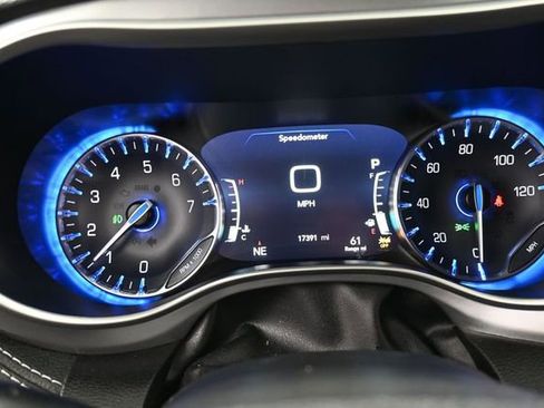 Used 2023 Chrysler Pacifica Touring-L w/ S Appearance Package FWD image 9
