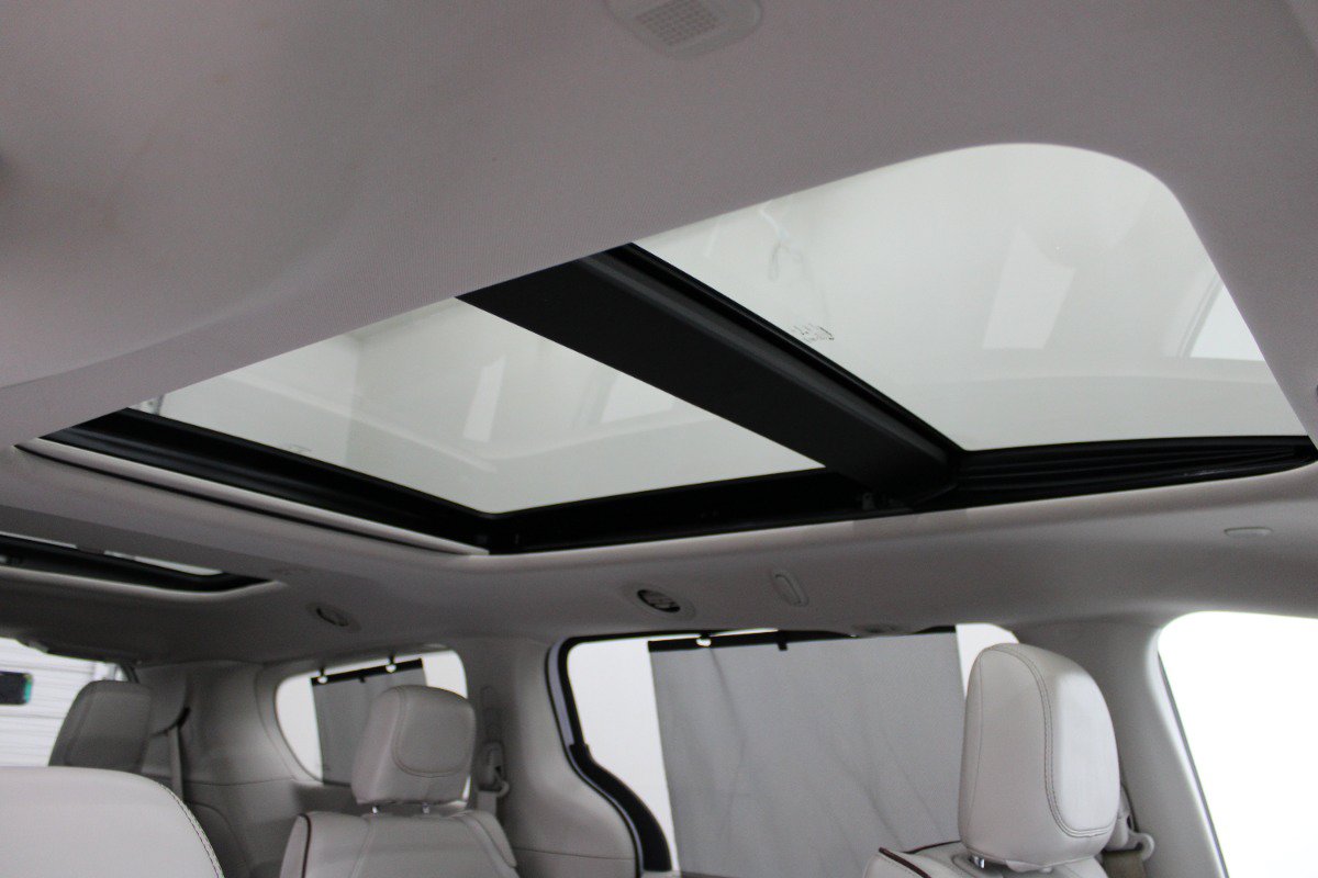 Used 2020 Chrysler Pacifica Limited FWD image 16