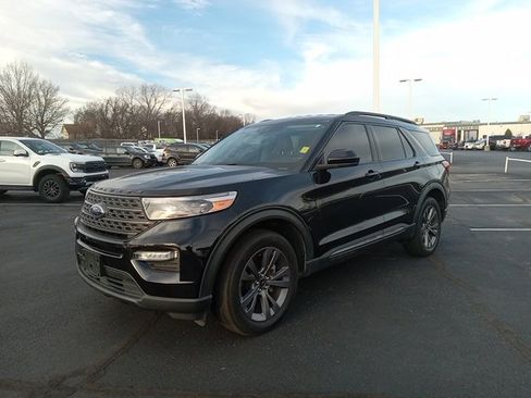 Used 2022 Ford Explorer XLT w/ Equipment Group 202A image 3