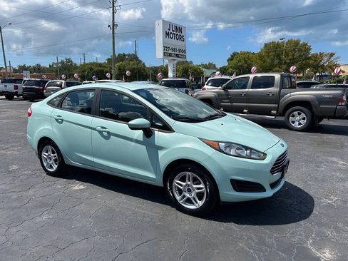 Used 2019 Ford Fiesta SE FWD image 2
