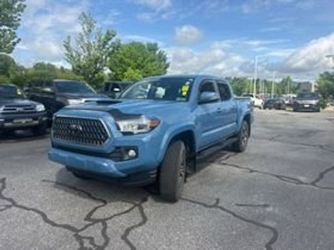 Used 2019 Toyota Tacoma TRD Sport AWD/4WD image 3