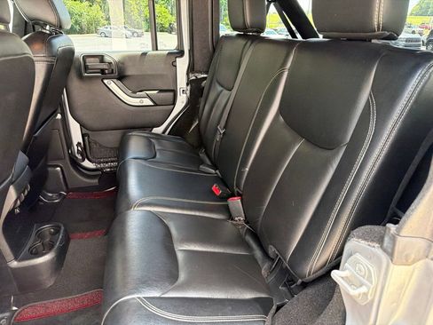 Used 2015 Jeep Wrangler Unlimited Sahara w/ Connectivity Group AWD/4WD image 37