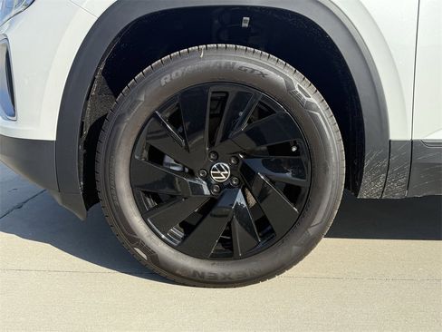 New 2026 Volkswagen Atlas SE image 9