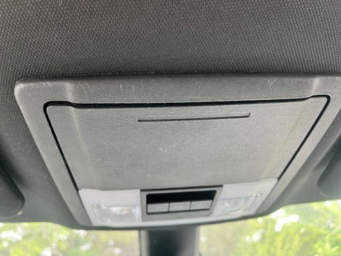 Used 2018 Ford Explorer XLT w/ Equipment Group 202A AWD/4WD image 28