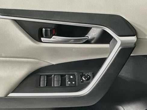 Used 2019 Toyota RAV4 XLE Premium FWD image 18