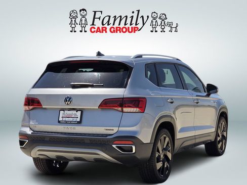 Certified 2024 Volkswagen Taos SE w/ Panoramic Sunroof Package AWD/4WD image 4