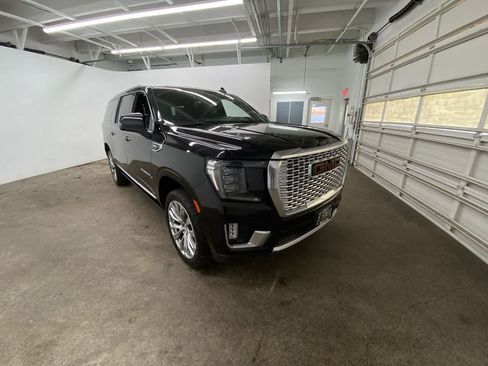 Used 2021 GMC Yukon XL Denali w/ Denali Premium Package image 8