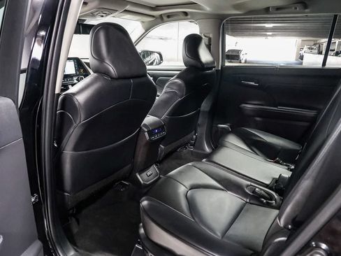Used 2022 Toyota Highlander XLE FWD image 19