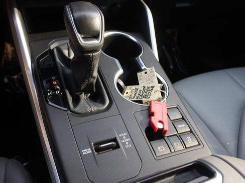Used 2024 Toyota Highlander XLE FWD image 17